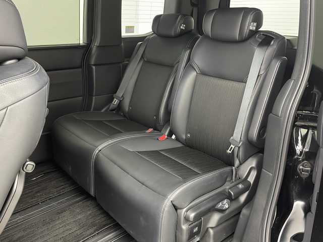 ホンダ ステップワゴン スパーダ eHEV 大阪府 2022(令4)年 5.4万km クリスタルブラックパール 純正９インチナビ/【BT/フルセグTV/USB/AppleCarPlay/AndroidAuto]/純正15.6インチ後席モニター/全方位カメラ/ETC/ドライブレコーダー前後/両側パワースライドドア/ブラインドスポットモニター/衝突被害軽減システム/クルーズコントロール追従/オートライト/コーナーセンサー前後/オットマン/シートバックテーブル/ハーフレザーシート/純正16インチＡＷ/純正フロアマット