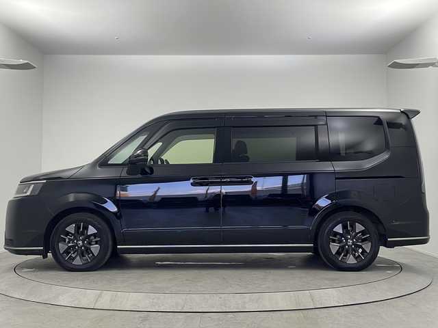 ホンダ ステップワゴン スパーダ eHEV 大阪府 2022(令4)年 5.4万km クリスタルブラックパール 純正９インチナビ/【BT/フルセグTV/USB/AppleCarPlay/AndroidAuto]/純正15.6インチ後席モニター/全方位カメラ/ETC/ドライブレコーダー前後/両側パワースライドドア/ブラインドスポットモニター/衝突被害軽減システム/クルーズコントロール追従/オートライト/コーナーセンサー前後/オットマン/シートバックテーブル/ハーフレザーシート/純正16インチＡＷ/純正フロアマット