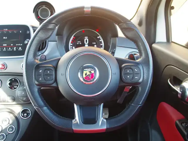 アバルト ５９５ ツーリズモ 埼玉県 2019(令1)年 1.3万km ホワイト 純正ディスプレイオーディオ/・Bluetoothオーディオ/FM/AM/赤合皮シート/純正17インチAW/HIDヘッドライト/パドルシフト/コーナーセンサー（後ろのみ）/純正フロアマット/ETC