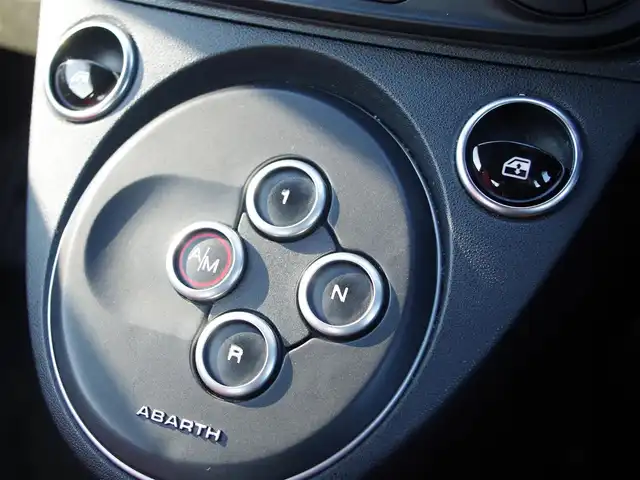 アバルト ５９５ ツーリズモ 埼玉県 2019(令1)年 1.3万km ホワイト 純正ディスプレイオーディオ/・Bluetoothオーディオ/FM/AM/赤合皮シート/純正17インチAW/HIDヘッドライト/パドルシフト/コーナーセンサー（後ろのみ）/純正フロアマット/ETC