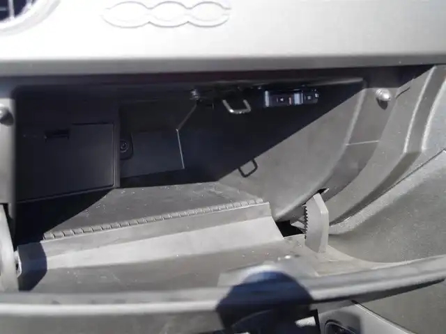 アバルト ５９５ ツーリズモ 埼玉県 2019(令1)年 1.3万km ホワイト 純正ディスプレイオーディオ/・Bluetoothオーディオ/FM/AM/赤合皮シート/純正17インチAW/HIDヘッドライト/パドルシフト/コーナーセンサー（後ろのみ）/純正フロアマット/ETC