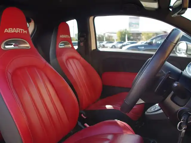 アバルト ５９５ ツーリズモ 埼玉県 2019(令1)年 1.3万km ホワイト 純正ディスプレイオーディオ/・Bluetoothオーディオ/FM/AM/赤合皮シート/純正17インチAW/HIDヘッドライト/パドルシフト/コーナーセンサー（後ろのみ）/純正フロアマット/ETC