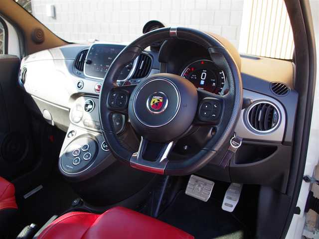 アバルト ５９５ ツーリズモ 埼玉県 2019(令1)年 1.3万km ホワイト 純正ディスプレイオーディオ/・Bluetoothオーディオ/FM/AM/赤合皮シート/純正17インチAW/HIDヘッドライト/パドルシフト/コーナーセンサー（後ろのみ）/純正フロアマット/ETC