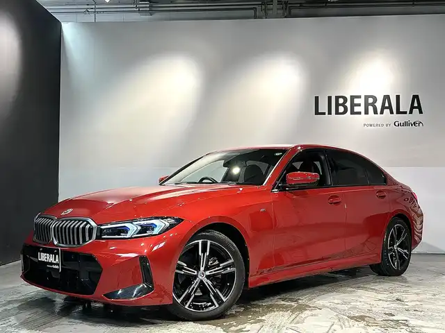 ＢＭＷ ３２０ｄ xDrive Mスポーツ 道央・札幌 2023(令5)年 1.1万km メルボルンレッド コンフォートpkg/　・オートマチック・トランク・リッド・オペレーション/　・サンプロテクション・ガラス/ドライビング・アシスト・プロフェッショナル/　・高速道路渋滞時ハンズ・オフ・アシスト/　・トラフィック・サイン・アシスト/　・ACC/　・ステアリング＆レーン・コントロール・アシスト/　・レーン・ディパーチャー・ウォーニング/　・レーン・チェンジ・ウォーニング/　・レーン・キーピング・アシスト/　・クロス・トラフィック・ウォーニング/　・クロスロード・ウォーニング/　・前車接近警告機能/　・後車衝突警告機能/　・衝突回避・被害軽減ブレーキ/　・エマージェンシー・ストップ・アシスト/パーキング・アシスト・プラス/　・アクティブPDC/　・PDC(フロント・リア、ビジュアル表示機能付)/　・パーキング・アシスト/　・リバース・アシスト/　・サラウンド・ビュー・システム/HUD/電動フロント・シート/電動フロント・シート(運転席メモリー付き)/シート・ヒーティング/純正18インチAW/LEDヘッドライト/オートライト/ETC