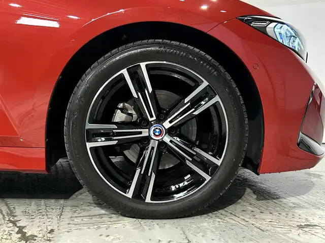 ＢＭＷ ３２０ｄ xDrive Mスポーツ 道央・札幌 2023(令5)年 1.1万km メルボルンレッド コンフォートpkg/　・オートマチック・トランク・リッド・オペレーション/　・サンプロテクション・ガラス/ドライビング・アシスト・プロフェッショナル/　・高速道路渋滞時ハンズ・オフ・アシスト/　・トラフィック・サイン・アシスト/　・ACC/　・ステアリング＆レーン・コントロール・アシスト/　・レーン・ディパーチャー・ウォーニング/　・レーン・チェンジ・ウォーニング/　・レーン・キーピング・アシスト/　・クロス・トラフィック・ウォーニング/　・クロスロード・ウォーニング/　・前車接近警告機能/　・後車衝突警告機能/　・衝突回避・被害軽減ブレーキ/　・エマージェンシー・ストップ・アシスト/パーキング・アシスト・プラス/　・アクティブPDC/　・PDC(フロント・リア、ビジュアル表示機能付)/　・パーキング・アシスト/　・リバース・アシスト/　・サラウンド・ビュー・システム/HUD/電動フロント・シート/電動フロント・シート(運転席メモリー付き)/シート・ヒーティング/純正18インチAW/LEDヘッドライト/オートライト/ETC