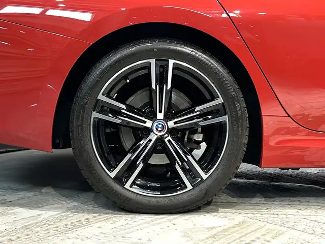 ＢＭＷ ３２０ｄ xDrive Mスポーツ 道央・札幌 2023(令5)年 1.1万km メルボルンレッド コンフォートpkg/　・オートマチック・トランク・リッド・オペレーション/　・サンプロテクション・ガラス/ドライビング・アシスト・プロフェッショナル/　・高速道路渋滞時ハンズ・オフ・アシスト/　・トラフィック・サイン・アシスト/　・ACC/　・ステアリング＆レーン・コントロール・アシスト/　・レーン・ディパーチャー・ウォーニング/　・レーン・チェンジ・ウォーニング/　・レーン・キーピング・アシスト/　・クロス・トラフィック・ウォーニング/　・クロスロード・ウォーニング/　・前車接近警告機能/　・後車衝突警告機能/　・衝突回避・被害軽減ブレーキ/　・エマージェンシー・ストップ・アシスト/パーキング・アシスト・プラス/　・アクティブPDC/　・PDC(フロント・リア、ビジュアル表示機能付)/　・パーキング・アシスト/　・リバース・アシスト/　・サラウンド・ビュー・システム/HUD/電動フロント・シート/電動フロント・シート(運転席メモリー付き)/シート・ヒーティング/純正18インチAW/LEDヘッドライト/オートライト/ETC