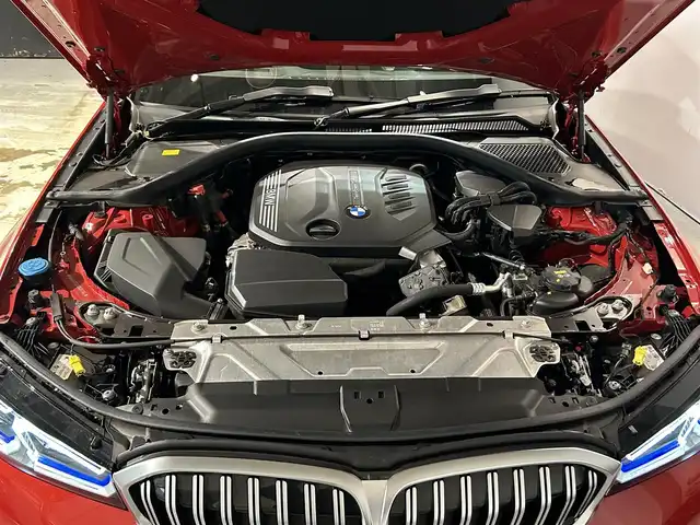 ＢＭＷ ３２０ｄ xDrive Mスポーツ 道央・札幌 2023(令5)年 1.1万km メルボルンレッド コンフォートpkg/　・オートマチック・トランク・リッド・オペレーション/　・サンプロテクション・ガラス/ドライビング・アシスト・プロフェッショナル/　・高速道路渋滞時ハンズ・オフ・アシスト/　・トラフィック・サイン・アシスト/　・ACC/　・ステアリング＆レーン・コントロール・アシスト/　・レーン・ディパーチャー・ウォーニング/　・レーン・チェンジ・ウォーニング/　・レーン・キーピング・アシスト/　・クロス・トラフィック・ウォーニング/　・クロスロード・ウォーニング/　・前車接近警告機能/　・後車衝突警告機能/　・衝突回避・被害軽減ブレーキ/　・エマージェンシー・ストップ・アシスト/パーキング・アシスト・プラス/　・アクティブPDC/　・PDC(フロント・リア、ビジュアル表示機能付)/　・パーキング・アシスト/　・リバース・アシスト/　・サラウンド・ビュー・システム/HUD/電動フロント・シート/電動フロント・シート(運転席メモリー付き)/シート・ヒーティング/純正18インチAW/LEDヘッドライト/オートライト/ETC