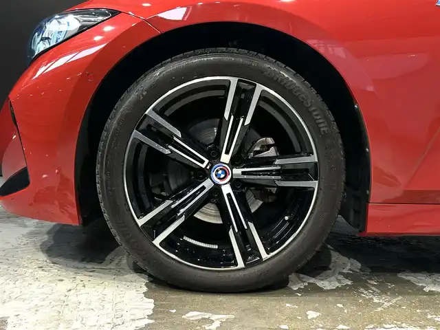 ＢＭＷ ３２０ｄ xDrive Mスポーツ 道央・札幌 2023(令5)年 1.1万km メルボルンレッド コンフォートpkg/　・オートマチック・トランク・リッド・オペレーション/　・サンプロテクション・ガラス/ドライビング・アシスト・プロフェッショナル/　・高速道路渋滞時ハンズ・オフ・アシスト/　・トラフィック・サイン・アシスト/　・ACC/　・ステアリング＆レーン・コントロール・アシスト/　・レーン・ディパーチャー・ウォーニング/　・レーン・チェンジ・ウォーニング/　・レーン・キーピング・アシスト/　・クロス・トラフィック・ウォーニング/　・クロスロード・ウォーニング/　・前車接近警告機能/　・後車衝突警告機能/　・衝突回避・被害軽減ブレーキ/　・エマージェンシー・ストップ・アシスト/パーキング・アシスト・プラス/　・アクティブPDC/　・PDC(フロント・リア、ビジュアル表示機能付)/　・パーキング・アシスト/　・リバース・アシスト/　・サラウンド・ビュー・システム/HUD/電動フロント・シート/電動フロント・シート(運転席メモリー付き)/シート・ヒーティング/純正18インチAW/LEDヘッドライト/オートライト/ETC