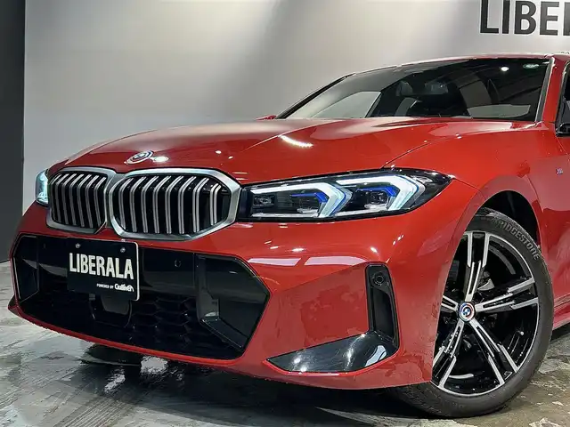 ＢＭＷ ３２０ｄ xDrive Mスポーツ 道央・札幌 2023(令5)年 1.1万km メルボルンレッド コンフォートpkg/　・オートマチック・トランク・リッド・オペレーション/　・サンプロテクション・ガラス/ドライビング・アシスト・プロフェッショナル/　・高速道路渋滞時ハンズ・オフ・アシスト/　・トラフィック・サイン・アシスト/　・ACC/　・ステアリング＆レーン・コントロール・アシスト/　・レーン・ディパーチャー・ウォーニング/　・レーン・チェンジ・ウォーニング/　・レーン・キーピング・アシスト/　・クロス・トラフィック・ウォーニング/　・クロスロード・ウォーニング/　・前車接近警告機能/　・後車衝突警告機能/　・衝突回避・被害軽減ブレーキ/　・エマージェンシー・ストップ・アシスト/パーキング・アシスト・プラス/　・アクティブPDC/　・PDC(フロント・リア、ビジュアル表示機能付)/　・パーキング・アシスト/　・リバース・アシスト/　・サラウンド・ビュー・システム/HUD/電動フロント・シート/電動フロント・シート(運転席メモリー付き)/シート・ヒーティング/純正18インチAW/LEDヘッドライト/オートライト/ETC