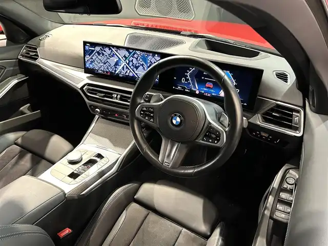 ＢＭＷ ３２０ｄ xDrive Mスポーツ 道央・札幌 2023(令5)年 1.1万km メルボルンレッド コンフォートpkg/　・オートマチック・トランク・リッド・オペレーション/　・サンプロテクション・ガラス/ドライビング・アシスト・プロフェッショナル/　・高速道路渋滞時ハンズ・オフ・アシスト/　・トラフィック・サイン・アシスト/　・ACC/　・ステアリング＆レーン・コントロール・アシスト/　・レーン・ディパーチャー・ウォーニング/　・レーン・チェンジ・ウォーニング/　・レーン・キーピング・アシスト/　・クロス・トラフィック・ウォーニング/　・クロスロード・ウォーニング/　・前車接近警告機能/　・後車衝突警告機能/　・衝突回避・被害軽減ブレーキ/　・エマージェンシー・ストップ・アシスト/パーキング・アシスト・プラス/　・アクティブPDC/　・PDC(フロント・リア、ビジュアル表示機能付)/　・パーキング・アシスト/　・リバース・アシスト/　・サラウンド・ビュー・システム/HUD/電動フロント・シート/電動フロント・シート(運転席メモリー付き)/シート・ヒーティング/純正18インチAW/LEDヘッドライト/オートライト/ETC