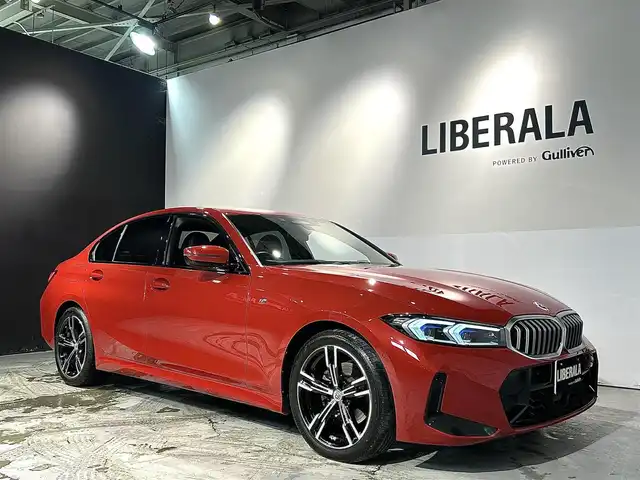 ＢＭＷ ３２０ｄ xDrive Mスポーツ 道央・札幌 2023(令5)年 1.1万km メルボルンレッド コンフォートpkg/　・オートマチック・トランク・リッド・オペレーション/　・サンプロテクション・ガラス/ドライビング・アシスト・プロフェッショナル/　・高速道路渋滞時ハンズ・オフ・アシスト/　・トラフィック・サイン・アシスト/　・ACC/　・ステアリング＆レーン・コントロール・アシスト/　・レーン・ディパーチャー・ウォーニング/　・レーン・チェンジ・ウォーニング/　・レーン・キーピング・アシスト/　・クロス・トラフィック・ウォーニング/　・クロスロード・ウォーニング/　・前車接近警告機能/　・後車衝突警告機能/　・衝突回避・被害軽減ブレーキ/　・エマージェンシー・ストップ・アシスト/パーキング・アシスト・プラス/　・アクティブPDC/　・PDC(フロント・リア、ビジュアル表示機能付)/　・パーキング・アシスト/　・リバース・アシスト/　・サラウンド・ビュー・システム/HUD/電動フロント・シート/電動フロント・シート(運転席メモリー付き)/シート・ヒーティング/純正18インチAW/LEDヘッドライト/オートライト/ETC