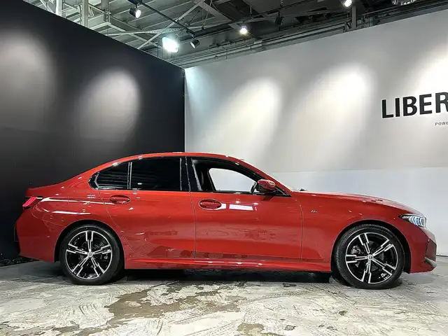 ＢＭＷ ３２０ｄ xDrive Mスポーツ 道央・札幌 2023(令5)年 1.1万km メルボルンレッド コンフォートpkg/　・オートマチック・トランク・リッド・オペレーション/　・サンプロテクション・ガラス/ドライビング・アシスト・プロフェッショナル/　・高速道路渋滞時ハンズ・オフ・アシスト/　・トラフィック・サイン・アシスト/　・ACC/　・ステアリング＆レーン・コントロール・アシスト/　・レーン・ディパーチャー・ウォーニング/　・レーン・チェンジ・ウォーニング/　・レーン・キーピング・アシスト/　・クロス・トラフィック・ウォーニング/　・クロスロード・ウォーニング/　・前車接近警告機能/　・後車衝突警告機能/　・衝突回避・被害軽減ブレーキ/　・エマージェンシー・ストップ・アシスト/パーキング・アシスト・プラス/　・アクティブPDC/　・PDC(フロント・リア、ビジュアル表示機能付)/　・パーキング・アシスト/　・リバース・アシスト/　・サラウンド・ビュー・システム/HUD/電動フロント・シート/電動フロント・シート(運転席メモリー付き)/シート・ヒーティング/純正18インチAW/LEDヘッドライト/オートライト/ETC