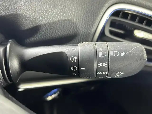 トヨタ プリウス Sツーリングセレクション 佐賀県 2019(令1)年 5.5万km ホワイトパールクリスタルシャイン 後期型モデル/９インチ純正ナビ/AM/FM/フルセグTV/Bluetooth/バックカメラ/革巻きステアリング/ステアリングスイッチ/LEDヘッドライト/TRDエアロ/合皮シート/シートヒーター/トヨタセーフティセンス/ETC/プッシュスタート/フロアマット/ドアバイザー