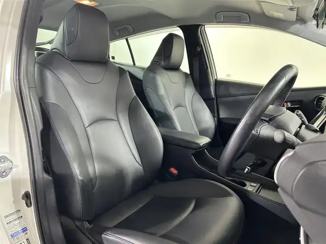 トヨタ プリウス Sツーリングセレクション 佐賀県 2019(令1)年 5.5万km ホワイトパールクリスタルシャイン 後期型モデル/９インチ純正ナビ/AM/FM/フルセグTV/Bluetooth/バックカメラ/革巻きステアリング/ステアリングスイッチ/LEDヘッドライト/TRDエアロ/合皮シート/シートヒーター/トヨタセーフティセンス/ETC/プッシュスタート/フロアマット/ドアバイザー