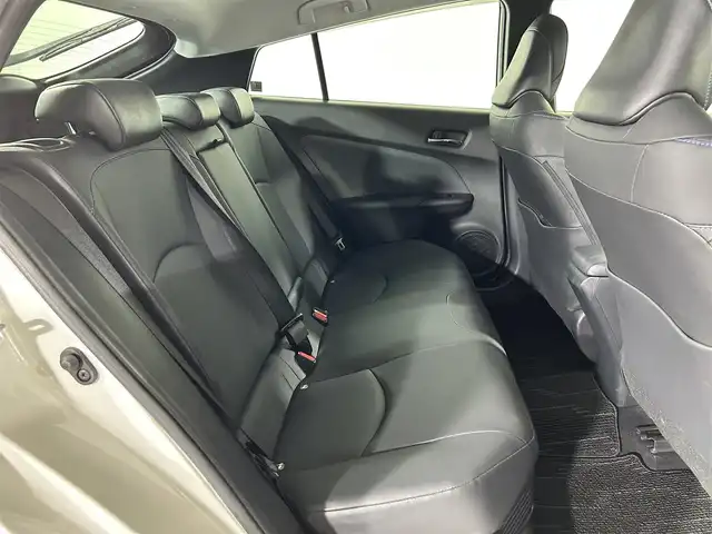 トヨタ プリウス Sツーリングセレクション 佐賀県 2019(令1)年 5.5万km ホワイトパールクリスタルシャイン 後期型モデル/９インチ純正ナビ/AM/FM/フルセグTV/Bluetooth/バックカメラ/革巻きステアリング/ステアリングスイッチ/LEDヘッドライト/TRDエアロ/合皮シート/シートヒーター/トヨタセーフティセンス/ETC/プッシュスタート/フロアマット/ドアバイザー