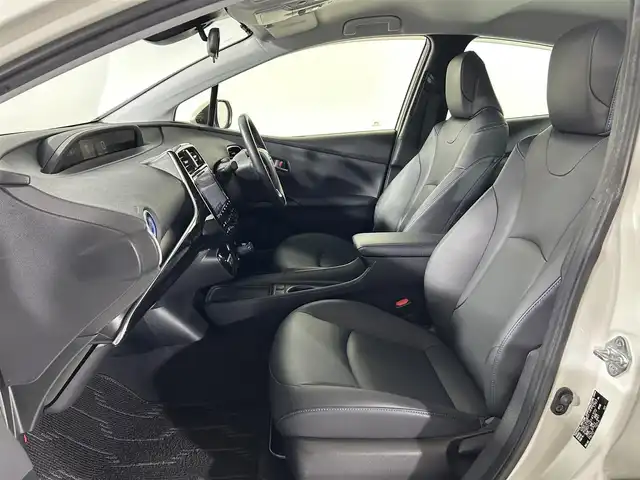 トヨタ プリウス Sツーリングセレクション 佐賀県 2019(令1)年 5.5万km ホワイトパールクリスタルシャイン 後期型モデル/９インチ純正ナビ/AM/FM/フルセグTV/Bluetooth/バックカメラ/革巻きステアリング/ステアリングスイッチ/LEDヘッドライト/TRDエアロ/合皮シート/シートヒーター/トヨタセーフティセンス/ETC/プッシュスタート/フロアマット/ドアバイザー