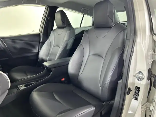 トヨタ プリウス Sツーリングセレクション 佐賀県 2019(令1)年 5.5万km ホワイトパールクリスタルシャイン 後期型モデル/９インチ純正ナビ/AM/FM/フルセグTV/Bluetooth/バックカメラ/革巻きステアリング/ステアリングスイッチ/LEDヘッドライト/TRDエアロ/合皮シート/シートヒーター/トヨタセーフティセンス/ETC/プッシュスタート/フロアマット/ドアバイザー
