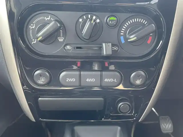 スズキ ジムニー ランドベンチャー 道央・札幌 2016(平28)年 7.4万km クールカーキPM ４WD/5速MT/社外メモリーナビ/CD/DVD/BT/フルセグ/ETC/トランスファ切替/D席シートヒーター/レザーシート/革巻きステアリング/ステアリングリモコン/リモコンキー/ハロゲンヘッドライト/フォグランプ/ヘッドライトレベライザー/電動格納ミラー/ヒーテッドドアミラー/ウィンカーミラー/純正フロアマット/ドアバイザー/スペアキー/純正AW付夏タイヤ積込/175/80/R16/2016年/山1mm