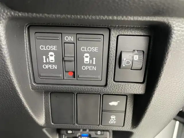 ホンダ ステップワゴン スパーダ 埼玉県 2023(令5)年 3.8万km プラチナホワイトパール ホンダセンシング/純正９インチナビLXM-237VFNi/（フルセグTV/CD/DVD/Bluetooth/USB/AM/FM）/バックカメラ/クリアランスソナー /パドルシフト/アダプティブクルーズコントロール/ブラインドスポットインフォメーション/両側パワースライドドア /パワーテールゲート/前席シートヒーター /２列目オットマン/全席USBチャージャー/ETC/ECON/電動パーキングブレーキ/ブレーキホールド/ロールサンシェード/オートLEDヘッドライト/SPADA専用１６インチアルミホイール
