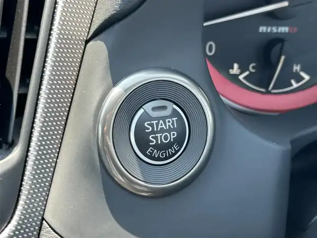 日産 スカイライン ニスモ 愛知県 2023(令5)年 0.1万km グレー ワンオーナー/HDDナビ/フルセグテレビ/バックカメラ（全方位）/クルーズコントロール（追従走行あり）/ドアバイザー/サンルーフ/プッシュスタート/ETC2.0/パドルシフト/クリアランスソナー/コーナリングランプ/純正フロアマット/フォグランプ/カラーコードKCE/AM/FM/USB/BT/TV/NISMO専用バンパー〈フロント・リヤ〉/ NISMO専用LEDフォグランプ〈フロント・リヤ〉/ NISMO専用サイドシルプロテクター/ NISMO専用エンブレム〈フロント・リヤ〉/ NISMO専用GTエンブレム〈サイド〉/NISMO専用タイヤ（DUNLOP SP SPORT MAXX GT 600）/NISMO専用エンケイ製19インチアルミホイール/シートヒーターD+N席
