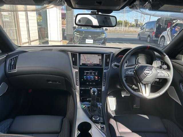 日産 スカイライン ニスモ 埼玉県 2023(令5)年 0.1万km グレー メーカーナビ/【CD/DVD/フルセグ/Bluetooth】/アラウンドビューカメラ/レーダークルーズコントロール/サンルーフ/BOSEサウンド/ETC2.0/パドルシフト/クリアランスソナー/コーナリングランプ/NISMO専用バンパー〈フロント・リヤ〉/ NISMO専用LEDフォグランプ〈フロント・リヤ〉/ NISMO専用サイドシルプロテクター/ NISMO専用エンブレム〈フロント・リヤ〉/ NISMO専用GTエンブレム〈サイド〉/NISMO専用タイヤ（DUNLOP SP SPORT MAXX GT 600）/NISMO専用エンケイ製19インチアルミホイール/シートヒーターD+N席