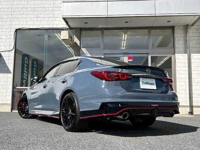 日産 スカイライン ニスモ 埼玉県 2023(令5)年 0.1万km グレー メーカーナビ/【CD/DVD/フルセグ/Bluetooth】/アラウンドビューカメラ/レーダークルーズコントロール/サンルーフ/BOSEサウンド/ETC2.0/パドルシフト/クリアランスソナー/コーナリングランプ/NISMO専用バンパー〈フロント・リヤ〉/ NISMO専用LEDフォグランプ〈フロント・リヤ〉/ NISMO専用サイドシルプロテクター/ NISMO専用エンブレム〈フロント・リヤ〉/ NISMO専用GTエンブレム〈サイド〉/NISMO専用タイヤ（DUNLOP SP SPORT MAXX GT 600）/NISMO専用エンケイ製19インチアルミホイール/シートヒーターD+N席