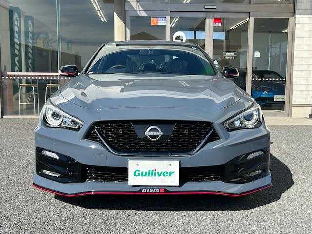 日産 スカイライン ニスモ 埼玉県 2023(令5)年 0.1万km グレー メーカーナビ/【CD/DVD/フルセグ/Bluetooth】/アラウンドビューカメラ/レーダークルーズコントロール/サンルーフ/BOSEサウンド/ETC2.0/パドルシフト/クリアランスソナー/コーナリングランプ/NISMO専用バンパー〈フロント・リヤ〉/ NISMO専用LEDフォグランプ〈フロント・リヤ〉/ NISMO専用サイドシルプロテクター/ NISMO専用エンブレム〈フロント・リヤ〉/ NISMO専用GTエンブレム〈サイド〉/NISMO専用タイヤ（DUNLOP SP SPORT MAXX GT 600）/NISMO専用エンケイ製19インチアルミホイール/シートヒーターD+N席
