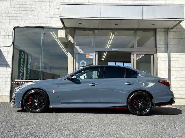 日産 スカイライン ニスモ 埼玉県 2023(令5)年 0.1万km グレー メーカーナビ/【CD/DVD/フルセグ/Bluetooth】/アラウンドビューカメラ/レーダークルーズコントロール/サンルーフ/BOSEサウンド/ETC2.0/パドルシフト/クリアランスソナー/コーナリングランプ/NISMO専用バンパー〈フロント・リヤ〉/ NISMO専用LEDフォグランプ〈フロント・リヤ〉/ NISMO専用サイドシルプロテクター/ NISMO専用エンブレム〈フロント・リヤ〉/ NISMO専用GTエンブレム〈サイド〉/NISMO専用タイヤ（DUNLOP SP SPORT MAXX GT 600）/NISMO専用エンケイ製19インチアルミホイール/シートヒーターD+N席