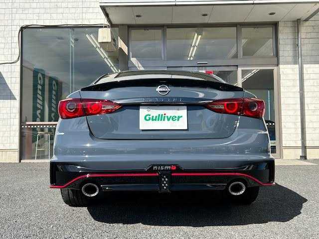 日産 スカイライン ニスモ 埼玉県 2023(令5)年 0.1万km グレー メーカーナビ/【CD/DVD/フルセグ/Bluetooth】/アラウンドビューカメラ/レーダークルーズコントロール/サンルーフ/BOSEサウンド/ETC2.0/パドルシフト/クリアランスソナー/コーナリングランプ/NISMO専用バンパー〈フロント・リヤ〉/ NISMO専用LEDフォグランプ〈フロント・リヤ〉/ NISMO専用サイドシルプロテクター/ NISMO専用エンブレム〈フロント・リヤ〉/ NISMO専用GTエンブレム〈サイド〉/NISMO専用タイヤ（DUNLOP SP SPORT MAXX GT 600）/NISMO専用エンケイ製19インチアルミホイール/シートヒーターD+N席