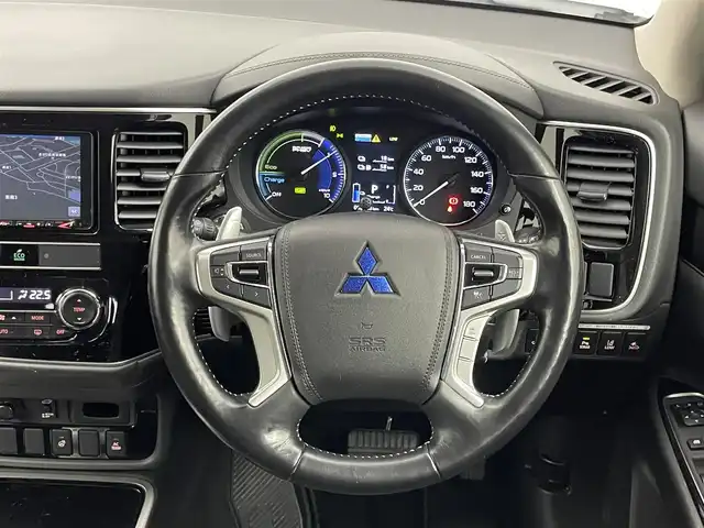 三菱 アウトランダー ＰＨＥＶ G 埼玉県 2018(平30)年 6.3万km シルキーホワイト 純正ナビ　マルチアラウンドモニター　ＥＴＣ　３６０度ドライブレコーダー　ｅアシスト　レーダークルーズコントロール　シートヒーター　ステアリングヒーター　ＡＣ１００Ｖ　オートハイビーム　ＬＥＤライト