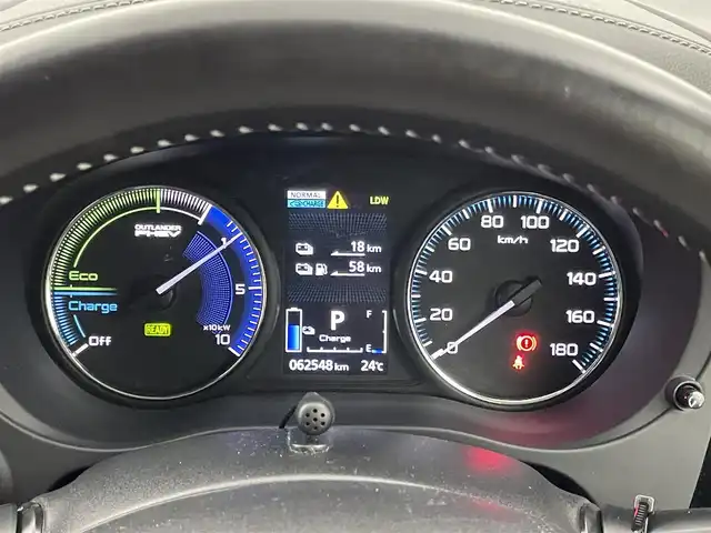 三菱 アウトランダー ＰＨＥＶ G 埼玉県 2018(平30)年 6.3万km シルキーホワイト 純正ナビ　マルチアラウンドモニター　ＥＴＣ　３６０度ドライブレコーダー　ｅアシスト　レーダークルーズコントロール　シートヒーター　ステアリングヒーター　ＡＣ１００Ｖ　オートハイビーム　ＬＥＤライト