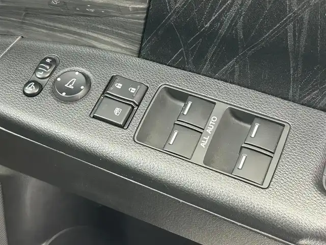 ホンダ オデッセイ アブソルート アドバンス 大阪府 2016(平28)年 7万km クリスタルブラックパール Honda SENSING/・衝突軽減ブレーキ/・歩行者事故低減ステアリング/・アダプティブクルーズコントロール/・車線維持支援システム/・路外逸脱抑制機能/・誤発進抑制機能/・先行車発進告知機能/純正ナビ/　CD/DVD/BT/フルセグTV/マルチビューカメラシステム/フロント・サイド・バックカメラ/両側パワースライドドア/オートLEDヘッドライト/フォグランプ/ハーフレザーシート/D席パワーシート/純正17インチアルミホイール/パドルシフト/スマートキー/ETC/2列目オットマン/アイドリングストップ/電動格納ミラー/フロアマット