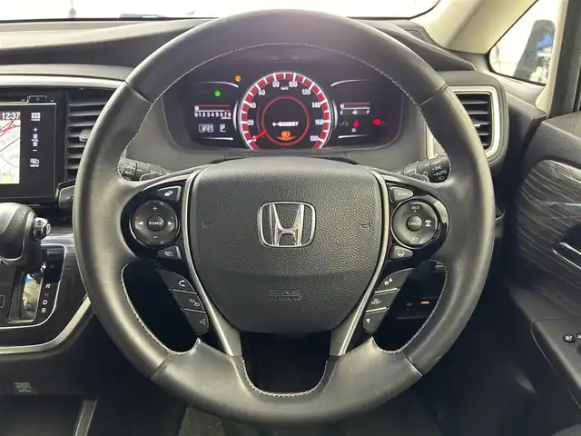 ホンダ オデッセイ アブソルート アドバンス 大阪府 2016(平28)年 7万km クリスタルブラックパール Honda SENSING/・衝突軽減ブレーキ/・歩行者事故低減ステアリング/・アダプティブクルーズコントロール/・車線維持支援システム/・路外逸脱抑制機能/・誤発進抑制機能/・先行車発進告知機能/純正ナビ/　CD/DVD/BT/フルセグTV/マルチビューカメラシステム/フロント・サイド・バックカメラ/両側パワースライドドア/オートLEDヘッドライト/フォグランプ/ハーフレザーシート/D席パワーシート/純正17インチアルミホイール/パドルシフト/スマートキー/ETC/2列目オットマン/アイドリングストップ/電動格納ミラー/フロアマット