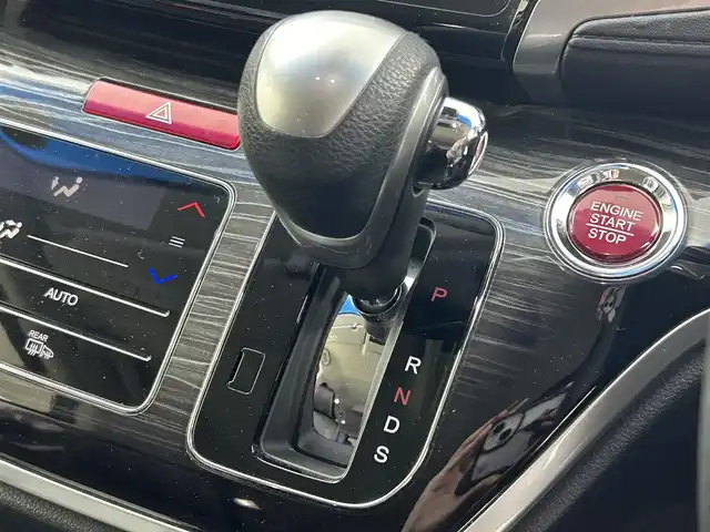 ホンダ オデッセイ アブソルート アドバンス 大阪府 2016(平28)年 7万km クリスタルブラックパール Honda SENSING/・衝突軽減ブレーキ/・歩行者事故低減ステアリング/・アダプティブクルーズコントロール/・車線維持支援システム/・路外逸脱抑制機能/・誤発進抑制機能/・先行車発進告知機能/純正ナビ/　CD/DVD/BT/フルセグTV/マルチビューカメラシステム/フロント・サイド・バックカメラ/両側パワースライドドア/オートLEDヘッドライト/フォグランプ/ハーフレザーシート/D席パワーシート/純正17インチアルミホイール/パドルシフト/スマートキー/ETC/2列目オットマン/アイドリングストップ/電動格納ミラー/フロアマット