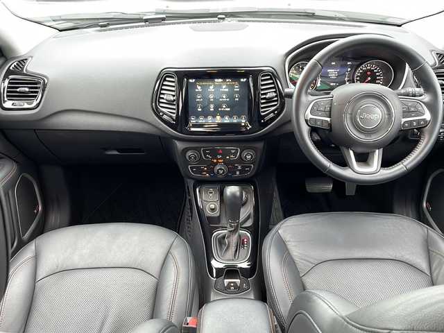 クライスラー・ジープ ジープ コンパス リミテッド 新潟県 2018(平30)年 2.3万km パール コマンドビューデュアルペインパノラミックサンルーフ/Beats Audioプレミアムサウンドシステム /オーディオナビゲーションシステム/・8.4インチVGAタッチパネルモニター/・ 地上デジタルテレビチューナー/・Bluetooth/・USB（iPod /iPhone対応）/・AUX/リヤビューカメラ/ACC/前面衝突警報/ブラインドスポットモニター/パワーシート/シートヒーター/ドライブレコーダー/HIDヘッドライト