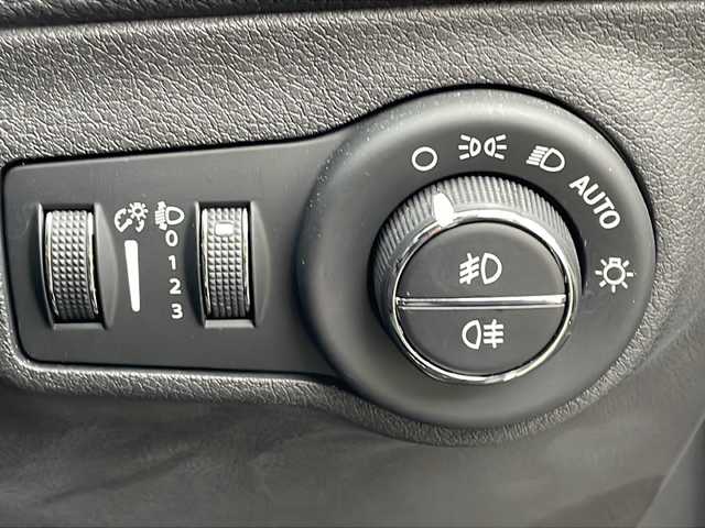 クライスラー・ジープ ジープ コンパス リミテッド 新潟県 2018(平30)年 2.3万km パール コマンドビューデュアルペインパノラミックサンルーフ/Beats Audioプレミアムサウンドシステム /オーディオナビゲーションシステム/・8.4インチVGAタッチパネルモニター/・ 地上デジタルテレビチューナー/・Bluetooth/・USB（iPod /iPhone対応）/・AUX/リヤビューカメラ/ACC/前面衝突警報/ブラインドスポットモニター/パワーシート/シートヒーター/ドライブレコーダー/HIDヘッドライト