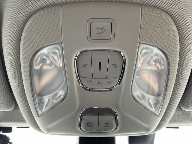 クライスラー・ジープ ジープ コンパス リミテッド 新潟県 2018(平30)年 2.3万km パール コマンドビューデュアルペインパノラミックサンルーフ/Beats Audioプレミアムサウンドシステム /オーディオナビゲーションシステム/・8.4インチVGAタッチパネルモニター/・ 地上デジタルテレビチューナー/・Bluetooth/・USB（iPod /iPhone対応）/・AUX/リヤビューカメラ/ACC/前面衝突警報/ブラインドスポットモニター/パワーシート/シートヒーター/ドライブレコーダー/HIDヘッドライト