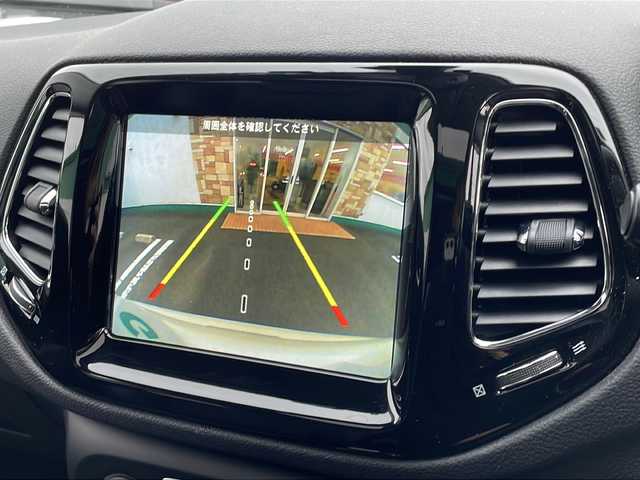 クライスラー・ジープ ジープ コンパス リミテッド 新潟県 2018(平30)年 2.3万km パール コマンドビューデュアルペインパノラミックサンルーフ/Beats Audioプレミアムサウンドシステム /オーディオナビゲーションシステム/・8.4インチVGAタッチパネルモニター/・ 地上デジタルテレビチューナー/・Bluetooth/・USB（iPod /iPhone対応）/・AUX/リヤビューカメラ/ACC/前面衝突警報/ブラインドスポットモニター/パワーシート/シートヒーター/ドライブレコーダー/HIDヘッドライト