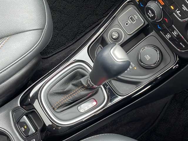 クライスラー・ジープ ジープ コンパス リミテッド 新潟県 2018(平30)年 2.3万km パール コマンドビューデュアルペインパノラミックサンルーフ/Beats Audioプレミアムサウンドシステム /オーディオナビゲーションシステム/・8.4インチVGAタッチパネルモニター/・ 地上デジタルテレビチューナー/・Bluetooth/・USB（iPod /iPhone対応）/・AUX/リヤビューカメラ/ACC/前面衝突警報/ブラインドスポットモニター/パワーシート/シートヒーター/ドライブレコーダー/HIDヘッドライト