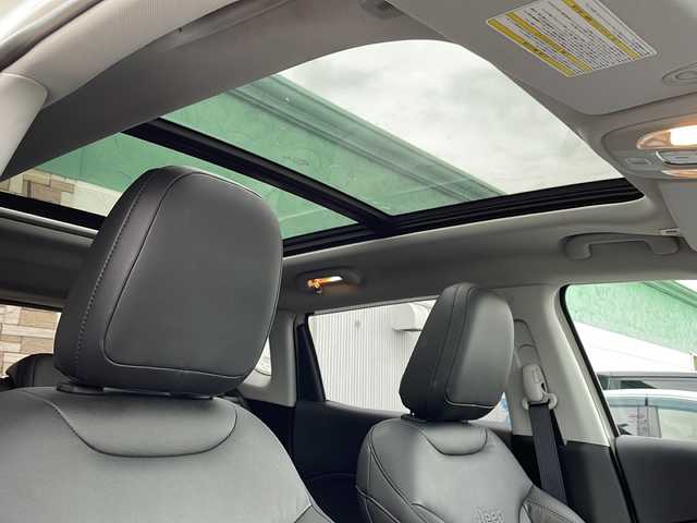 クライスラー・ジープ ジープ コンパス リミテッド 新潟県 2018(平30)年 2.3万km パール コマンドビューデュアルペインパノラミックサンルーフ/Beats Audioプレミアムサウンドシステム /オーディオナビゲーションシステム/・8.4インチVGAタッチパネルモニター/・ 地上デジタルテレビチューナー/・Bluetooth/・USB（iPod /iPhone対応）/・AUX/リヤビューカメラ/ACC/前面衝突警報/ブラインドスポットモニター/パワーシート/シートヒーター/ドライブレコーダー/HIDヘッドライト