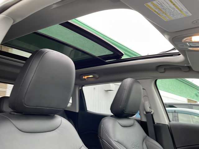 クライスラー・ジープ ジープ コンパス リミテッド 新潟県 2018(平30)年 2.3万km パール コマンドビューデュアルペインパノラミックサンルーフ/Beats Audioプレミアムサウンドシステム /オーディオナビゲーションシステム/・8.4インチVGAタッチパネルモニター/・ 地上デジタルテレビチューナー/・Bluetooth/・USB（iPod /iPhone対応）/・AUX/リヤビューカメラ/ACC/前面衝突警報/ブラインドスポットモニター/パワーシート/シートヒーター/ドライブレコーダー/HIDヘッドライト