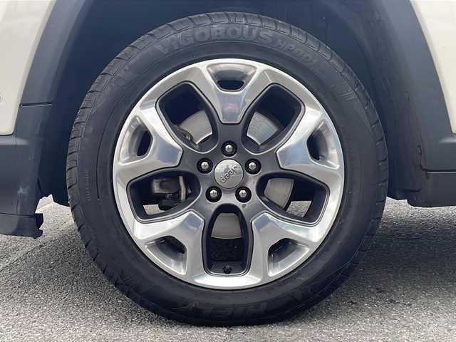 クライスラー・ジープ ジープ コンパス リミテッド 新潟県 2018(平30)年 2.3万km パール コマンドビューデュアルペインパノラミックサンルーフ/Beats Audioプレミアムサウンドシステム /オーディオナビゲーションシステム/・8.4インチVGAタッチパネルモニター/・ 地上デジタルテレビチューナー/・Bluetooth/・USB（iPod /iPhone対応）/・AUX/リヤビューカメラ/ACC/前面衝突警報/ブラインドスポットモニター/パワーシート/シートヒーター/ドライブレコーダー/HIDヘッドライト