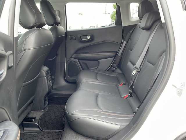 クライスラー・ジープ ジープ コンパス リミテッド 新潟県 2018(平30)年 2.3万km パール コマンドビューデュアルペインパノラミックサンルーフ/Beats Audioプレミアムサウンドシステム /オーディオナビゲーションシステム/・8.4インチVGAタッチパネルモニター/・ 地上デジタルテレビチューナー/・Bluetooth/・USB（iPod /iPhone対応）/・AUX/リヤビューカメラ/ACC/前面衝突警報/ブラインドスポットモニター/パワーシート/シートヒーター/ドライブレコーダー/HIDヘッドライト