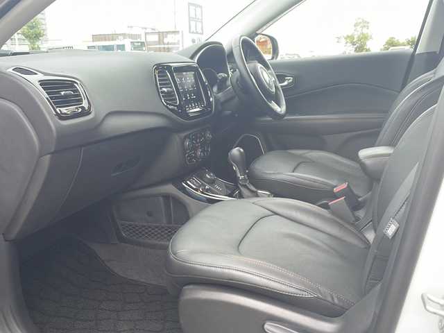 クライスラー・ジープ ジープ コンパス リミテッド 新潟県 2018(平30)年 2.3万km パール コマンドビューデュアルペインパノラミックサンルーフ/Beats Audioプレミアムサウンドシステム /オーディオナビゲーションシステム/・8.4インチVGAタッチパネルモニター/・ 地上デジタルテレビチューナー/・Bluetooth/・USB（iPod /iPhone対応）/・AUX/リヤビューカメラ/ACC/前面衝突警報/ブラインドスポットモニター/パワーシート/シートヒーター/ドライブレコーダー/HIDヘッドライト