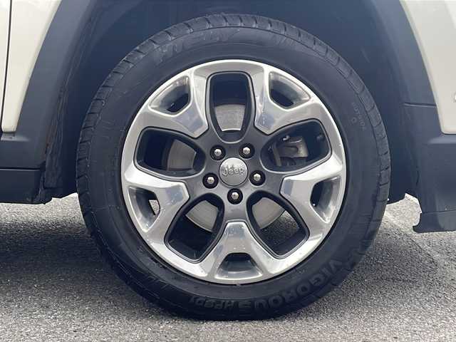 クライスラー・ジープ ジープ コンパス リミテッド 新潟県 2018(平30)年 2.3万km パール コマンドビューデュアルペインパノラミックサンルーフ/Beats Audioプレミアムサウンドシステム /オーディオナビゲーションシステム/・8.4インチVGAタッチパネルモニター/・ 地上デジタルテレビチューナー/・Bluetooth/・USB（iPod /iPhone対応）/・AUX/リヤビューカメラ/ACC/前面衝突警報/ブラインドスポットモニター/パワーシート/シートヒーター/ドライブレコーダー/HIDヘッドライト