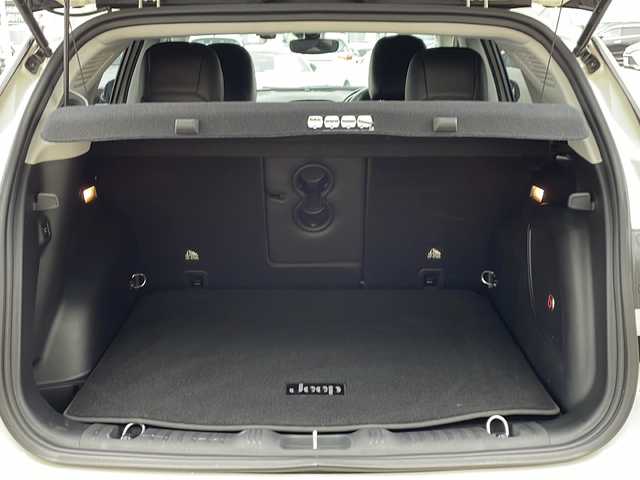 クライスラー・ジープ ジープ コンパス リミテッド 新潟県 2018(平30)年 2.3万km パール コマンドビューデュアルペインパノラミックサンルーフ/Beats Audioプレミアムサウンドシステム /オーディオナビゲーションシステム/・8.4インチVGAタッチパネルモニター/・ 地上デジタルテレビチューナー/・Bluetooth/・USB（iPod /iPhone対応）/・AUX/リヤビューカメラ/ACC/前面衝突警報/ブラインドスポットモニター/パワーシート/シートヒーター/ドライブレコーダー/HIDヘッドライト