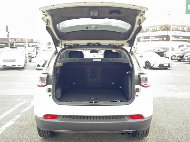 クライスラー・ジープ ジープ コンパス リミテッド 新潟県 2018(平30)年 2.3万km パール コマンドビューデュアルペインパノラミックサンルーフ/Beats Audioプレミアムサウンドシステム /オーディオナビゲーションシステム/・8.4インチVGAタッチパネルモニター/・ 地上デジタルテレビチューナー/・Bluetooth/・USB（iPod /iPhone対応）/・AUX/リヤビューカメラ/ACC/前面衝突警報/ブラインドスポットモニター/パワーシート/シートヒーター/ドライブレコーダー/HIDヘッドライト