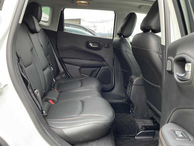 クライスラー・ジープ ジープ コンパス リミテッド 新潟県 2018(平30)年 2.3万km パール コマンドビューデュアルペインパノラミックサンルーフ/Beats Audioプレミアムサウンドシステム /オーディオナビゲーションシステム/・8.4インチVGAタッチパネルモニター/・ 地上デジタルテレビチューナー/・Bluetooth/・USB（iPod /iPhone対応）/・AUX/リヤビューカメラ/ACC/前面衝突警報/ブラインドスポットモニター/パワーシート/シートヒーター/ドライブレコーダー/HIDヘッドライト