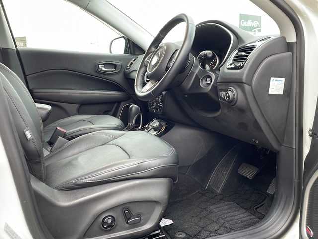 クライスラー・ジープ ジープ コンパス リミテッド 新潟県 2018(平30)年 2.3万km パール コマンドビューデュアルペインパノラミックサンルーフ/Beats Audioプレミアムサウンドシステム /オーディオナビゲーションシステム/・8.4インチVGAタッチパネルモニター/・ 地上デジタルテレビチューナー/・Bluetooth/・USB（iPod /iPhone対応）/・AUX/リヤビューカメラ/ACC/前面衝突警報/ブラインドスポットモニター/パワーシート/シートヒーター/ドライブレコーダー/HIDヘッドライト