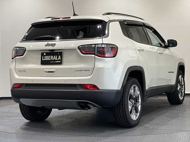 クライスラー・ジープ ジープ コンパス リミテッド 新潟県 2018(平30)年 2.3万km パール コマンドビューデュアルペインパノラミックサンルーフ/Beats Audioプレミアムサウンドシステム /オーディオナビゲーションシステム/・8.4インチVGAタッチパネルモニター/・ 地上デジタルテレビチューナー/・Bluetooth/・USB（iPod /iPhone対応）/・AUX/リヤビューカメラ/ACC/前面衝突警報/ブラインドスポットモニター/パワーシート/シートヒーター/ドライブレコーダー/HIDヘッドライト